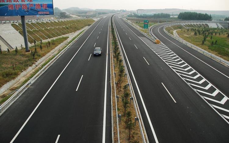 威乳高速公路土工格栅运用